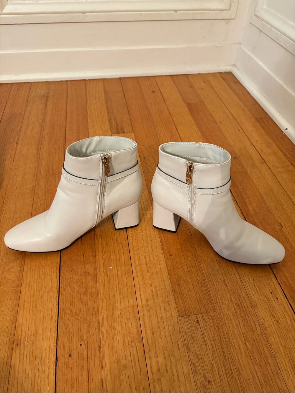 Liz Claiborne Women's Cream Ankle Booties with Side Zip and Strap Detail 6.5 - Picture 3 of 5